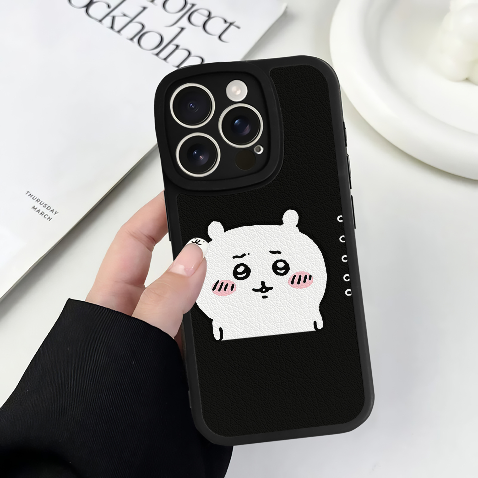 （画像用） ちいかわ ちいかわ Chii-kawa chiikawa 【iPhone 16シリーズ対応】シリコンスマホケース（レザー調） 材質：シリコン